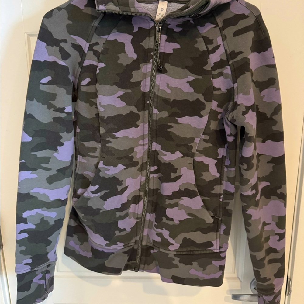Lululemon Camo scuba hoodie zip up Size 6
EUC